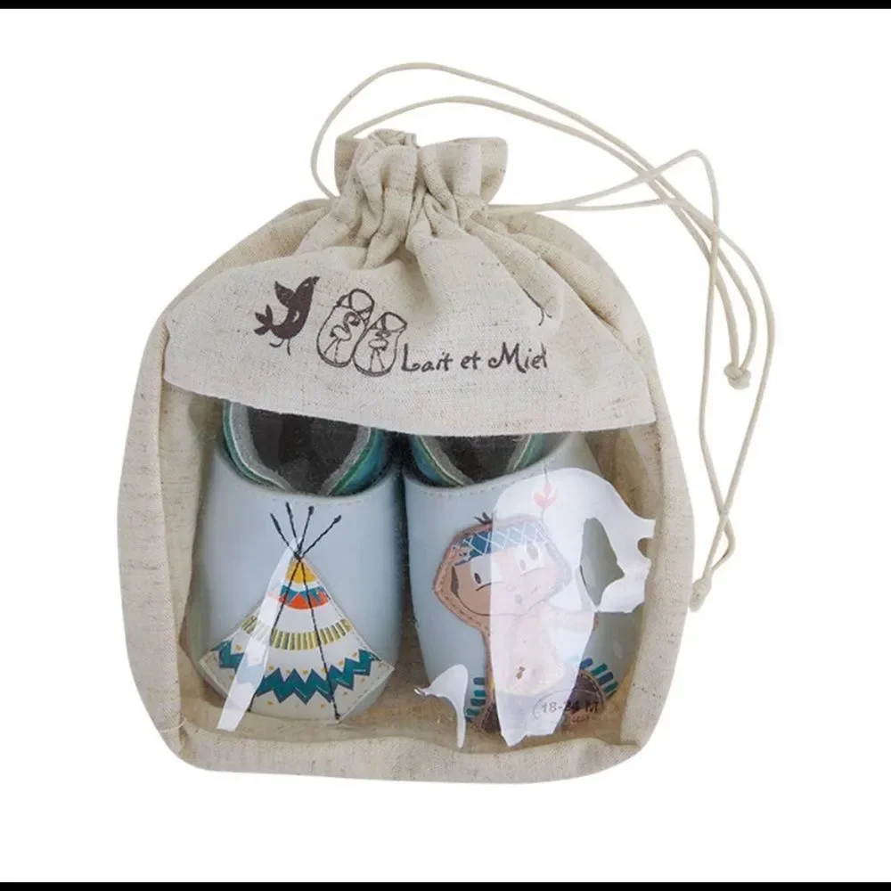 The baby boy all leather soft sole slippers are made from comfortable leather